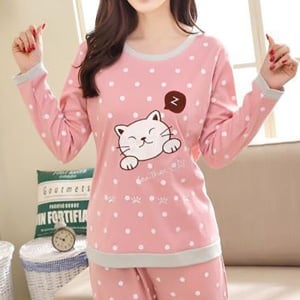Warmer Pyjama niedliche Katze rosa und grau mit einer Frau, die den Pyjama trägt