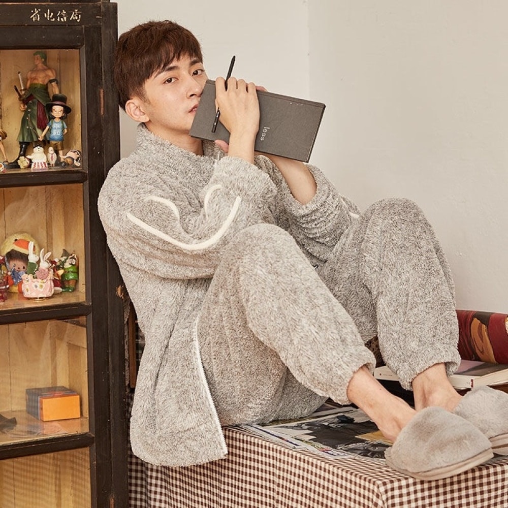 Warmes Pyjama-Set für graue Männer mit einem Mann, der den Pyjama trägt