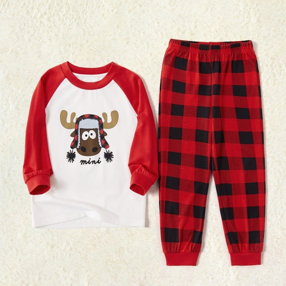 Weihnachtspyjama für Kinder und Babys in Weiß und Rot mit beigem Hintergrund