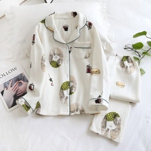 Weißer, langärmeliger Baumwollpyjama mit Kaninchendruck für den modischen Winter mit einem Blumenblatt an der Seite und einer Zeitschrift