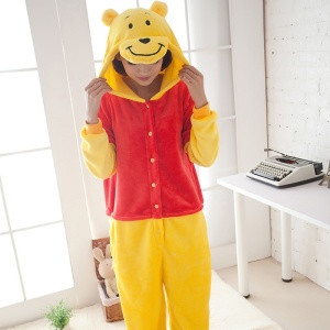 Winnie the Pooh-Overall mit einer Frau, die den Pyjama trägt und die Kapuze des Pyjamas über den Kopf gezogen hat