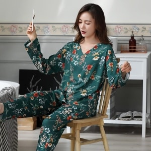 Zweiteiliger Damenpyjama mit V-Ausschnitt und Blumenmuster mit einkammerigem Boden