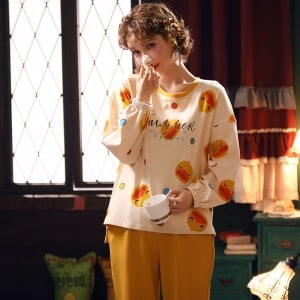 Herbstpyjama mit langen Ärmeln und Entenprint für Frauen, getragen von einer Frau