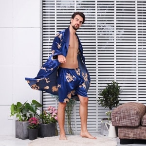 Zweiteiliger Kimono-Pyjama aus Satin mit Drachenmuster, getragen von einem modischen Mann