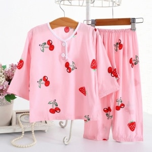 Pyjama aus Baumwolle mit halblangen Ärmeln mit Erdbeermuster und rosa Kirsche auf einem Gürtel in einem Haus