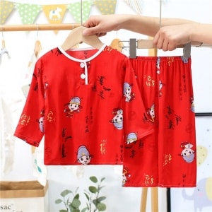 Roter zweiteiliger Pyjama mit halblangen Ärmeln für Kinder in Rot mit Motiv auf einem Gürtel