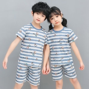 Zweiteiliger weißer Pyjama mit blauen Streifen für Kinder mit zwei Kindern, einem Mädchen und einem Jungen, die den Pyjama schützen