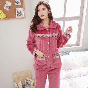 Warmes Fleece-Pyjama-Set für Frauen, das von einer Frau in einem Haus getragen wird