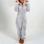 Grauer Fleece-Pyjamaanzug, getragen von einer blonden Frau