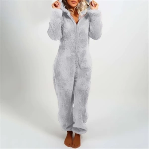 Grauer Fleece-Pyjamaanzug, getragen von einer blonden Frau