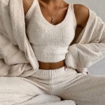 Weißer Pilou-Pilou-Pyjama, getragen von einer Frau