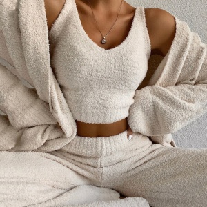 Weißer Pilou-Pilou-Pyjama, getragen von einer Frau