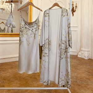 Sexy grauer Pyjama mit Blumenmuster, aufgehängt auf einem Bügel in einem Raum mit Parkettboden und weißer Wand und vor einem großen Spiegel mit goldenem Rahmen