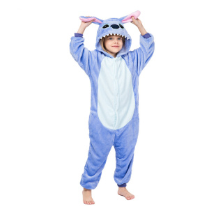 Stitching-Pyjama, der von einem Kind getragen wird, das die Ohren der Kapuze hält