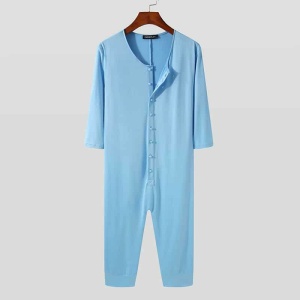 Blauer Herren-Pyjamaanzug, der an einem Kleiderbügel hängt
