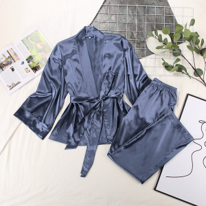 Blauer Sommerpyjama für Frauen mit einem Rahmen, Blumen und Fotos darum herum