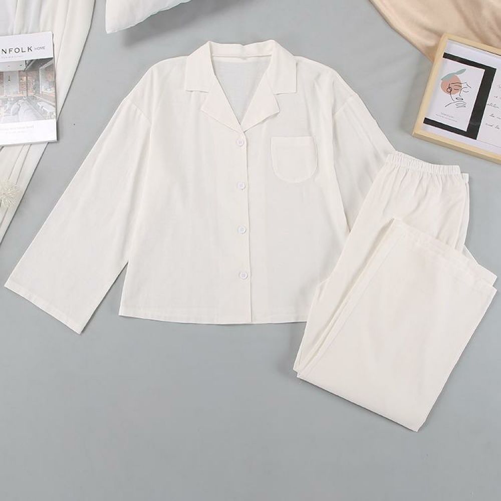 Weißer Sommerpyjama aus Baumwolle für Frauen auf einem grauen Boden
