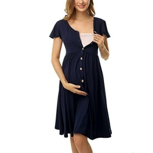 Blauer Schwangerschaftspyjama, getragen von einer Frau, die sich den Bauch hält