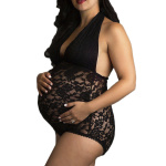 Schwangerschafts-Pyjama aus schwarzer Spitze, getragen von einer Frau, die sich den Bauch hält