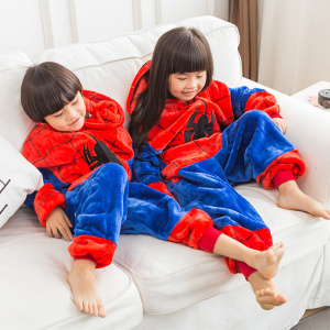 Zwei Kinder auf dem Sofa mit blau-rotem Spiderman-Pyjama-Set