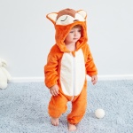Baby in einem orangefarbenen Pyjamaanzug in Form einer Fuchsie