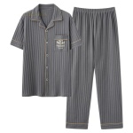 Grauer Sommerpyjama aus Baumwolle für Herren mit Hose und Hemd, flach auf weißem Hintergrund präsentiert