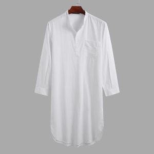 sommerpyjama für Männer Nachtkleid mit langen Ärmeln, weiß, auf einem Kleiderbügel hängend und auf grauem Hintergrund dargestellt
