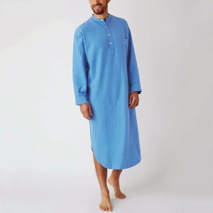 Mann, der einen Sommerpyjama und ein blaues Nachtgewand für Männer trägt, wird auf weißem Hintergrund dargestellt