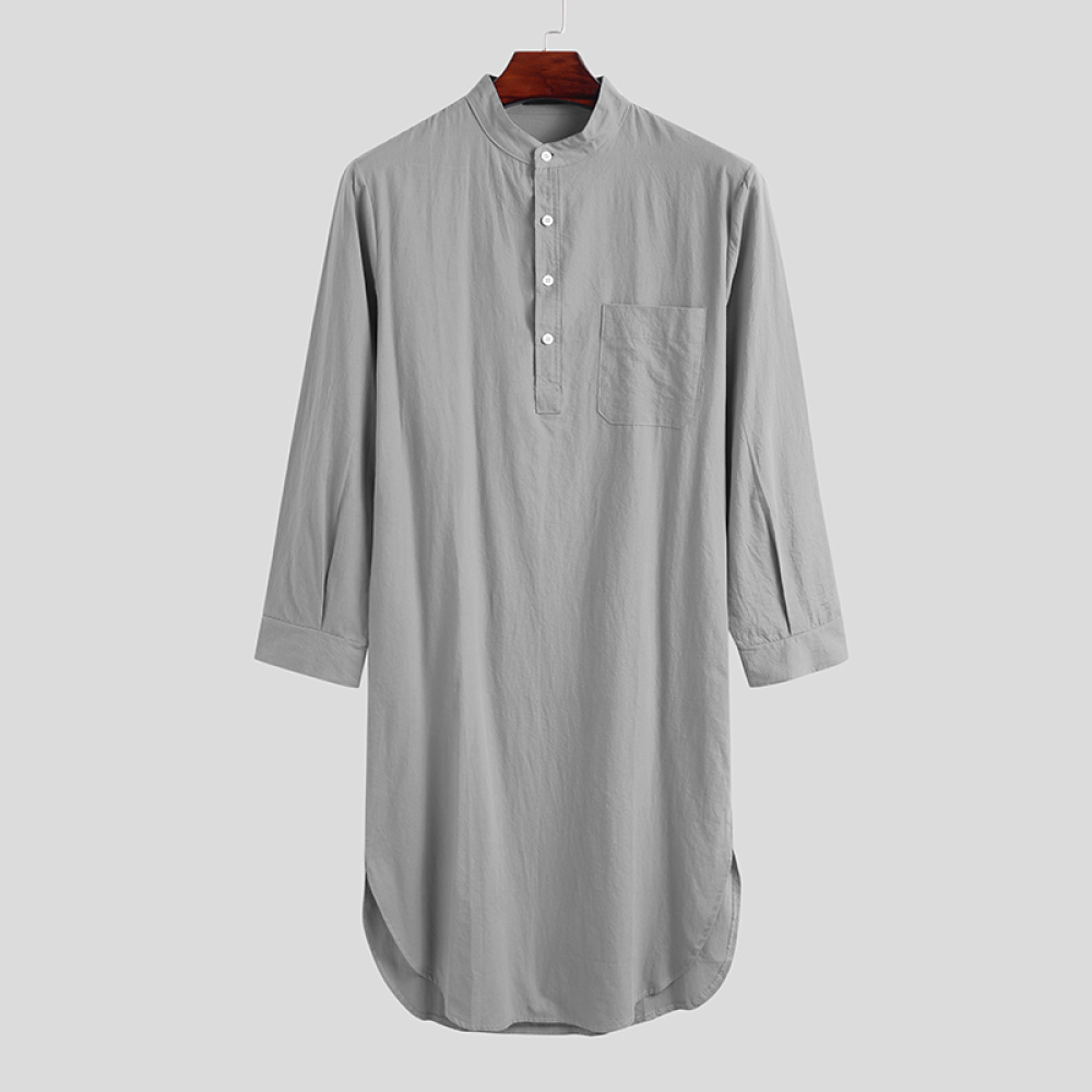sommerpyjama für Männer Nachtkleid mit langen Ärmeln, grau, auf einem Bügel hängend und auf grauem Hintergrund dargestellt