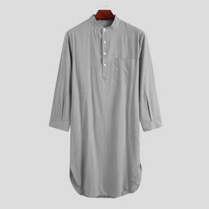sommerpyjama für Männer Nachtkleid mit langen Ärmeln, grau, auf einem Bügel hängend und auf grauem Hintergrund dargestellt